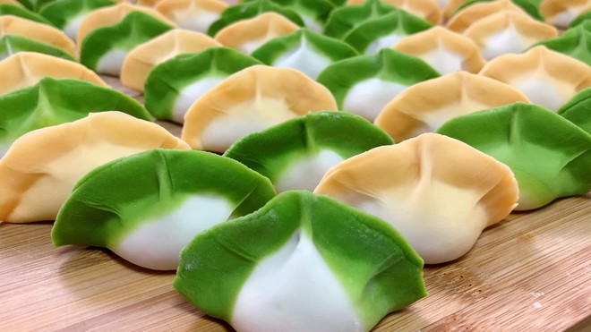 带孩子包饺子